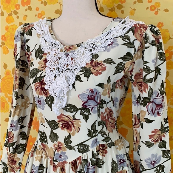Beautiful Vintage Cream Floral Lace Collar Dress - Picture 4 of 8